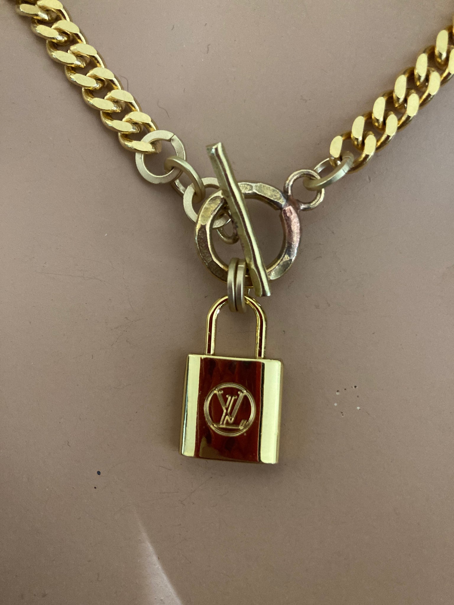 Louis vuitton lock necklace gold deals