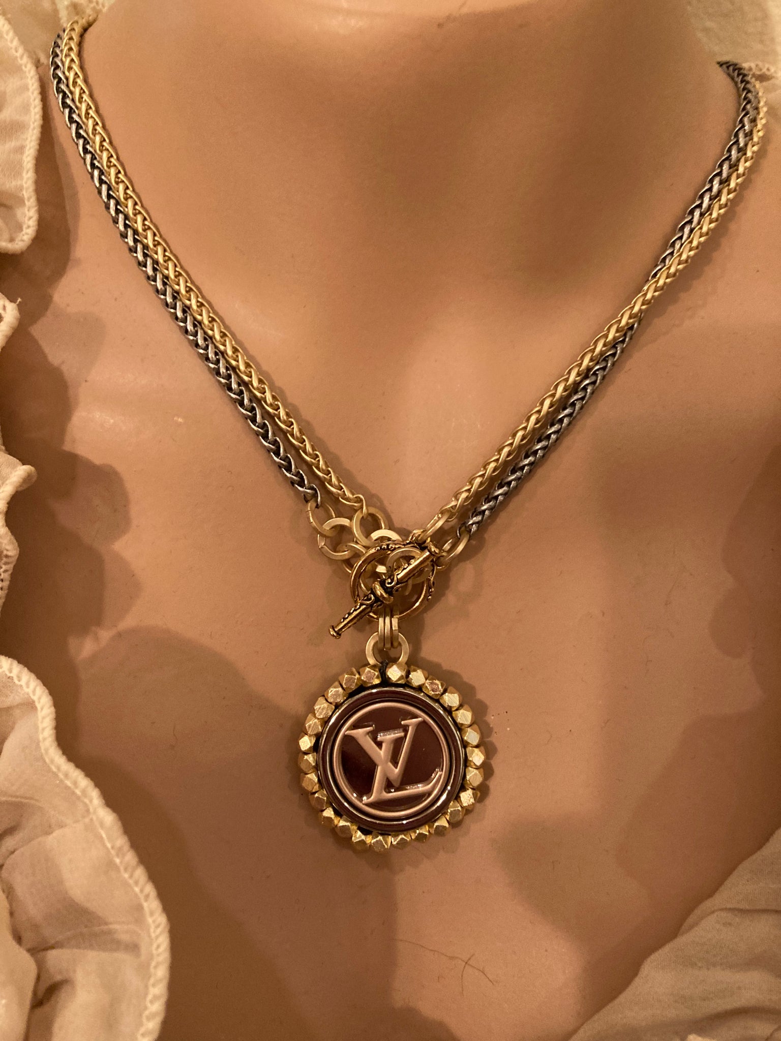Louis vuitton circle necklace deals